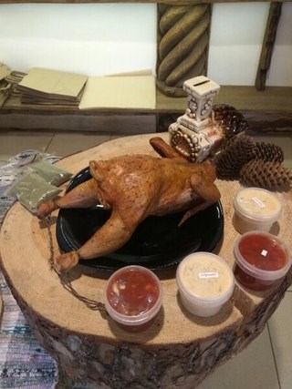 Картинка Три Крестьянина, компания по производству копченых мясных деликатесов
